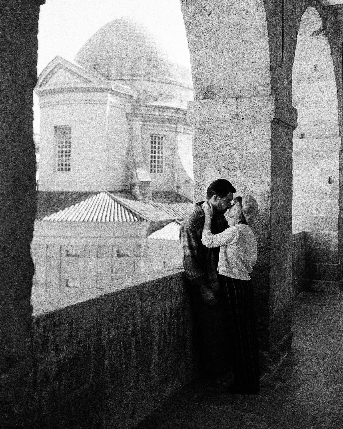 seance photo marseille : shooting photo couple argentique à Marseille dans le sud de la France, entierement en noir et blanc avec de la ilford delta 3200